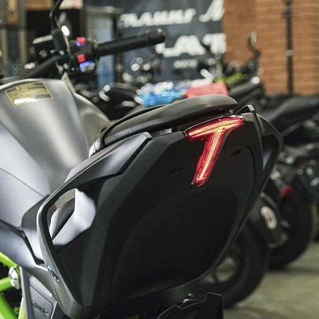 Мотоцикл QJ SRK 400 (серый/черный/зеленый)